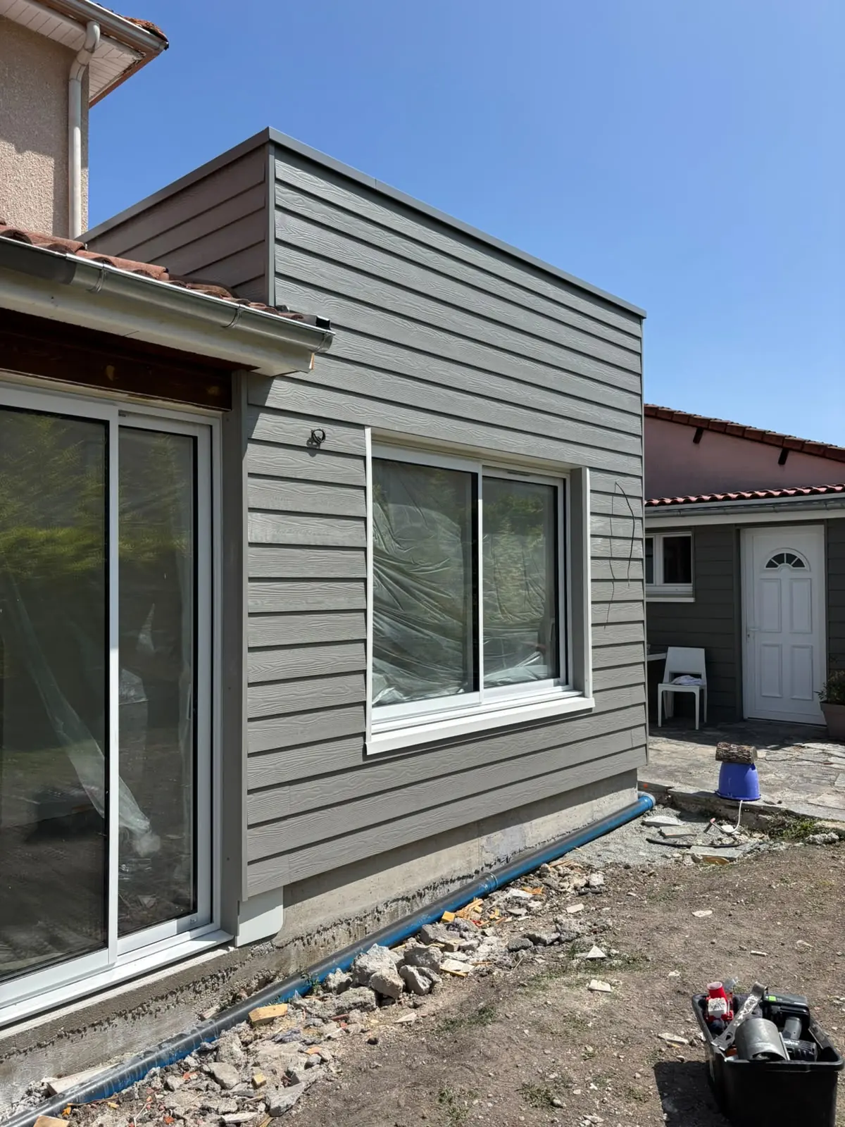 Extension habillée d’un bardage horizontal gris