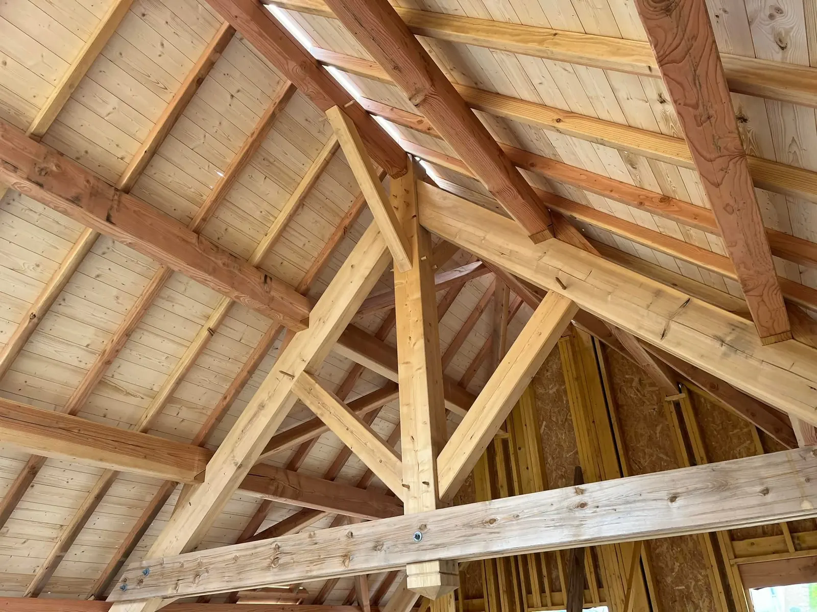 Charpente traditionnelle en bois massif vue de l’intérieur