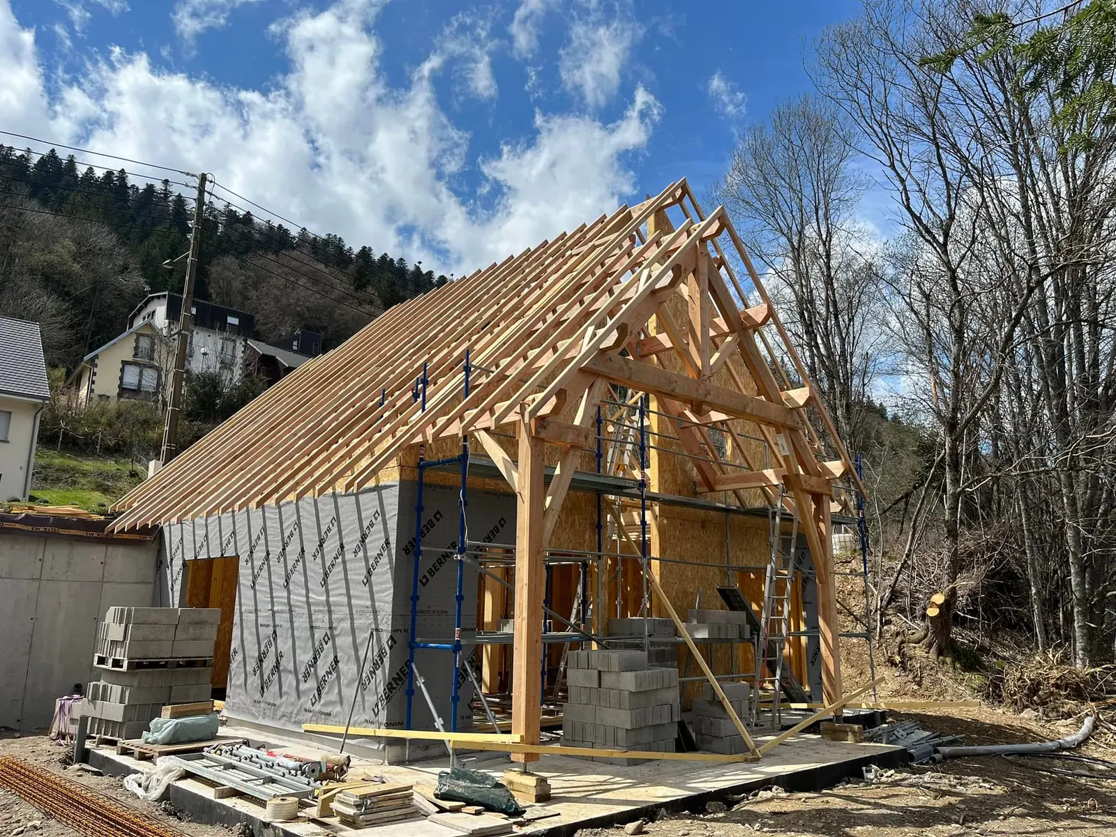 Charpente et ossature d’une maison en bois pendant le montage