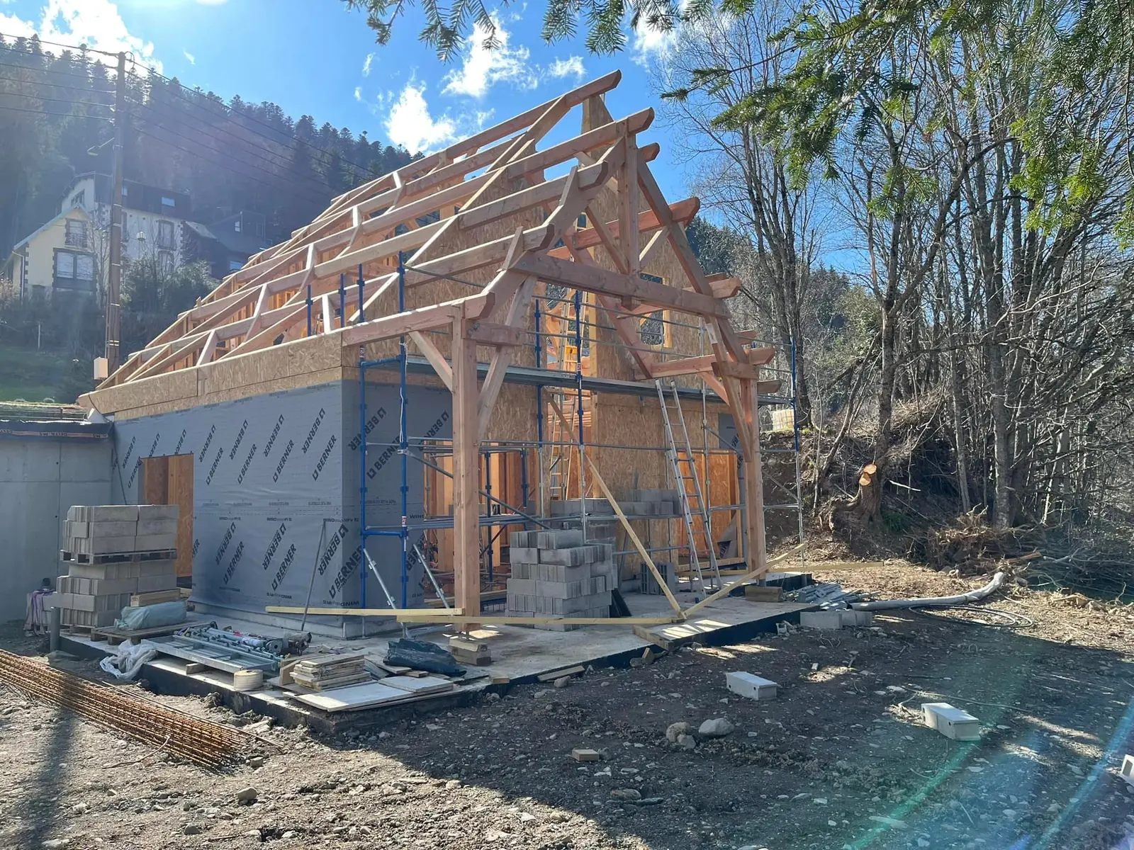 Charpente d’une maison en bois sur son chantier, au soleil