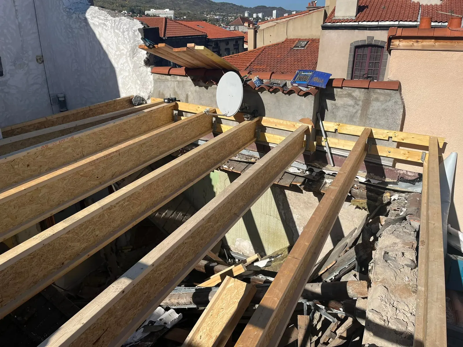Rénovation d’une charpente ancienne, poutres neuves en place