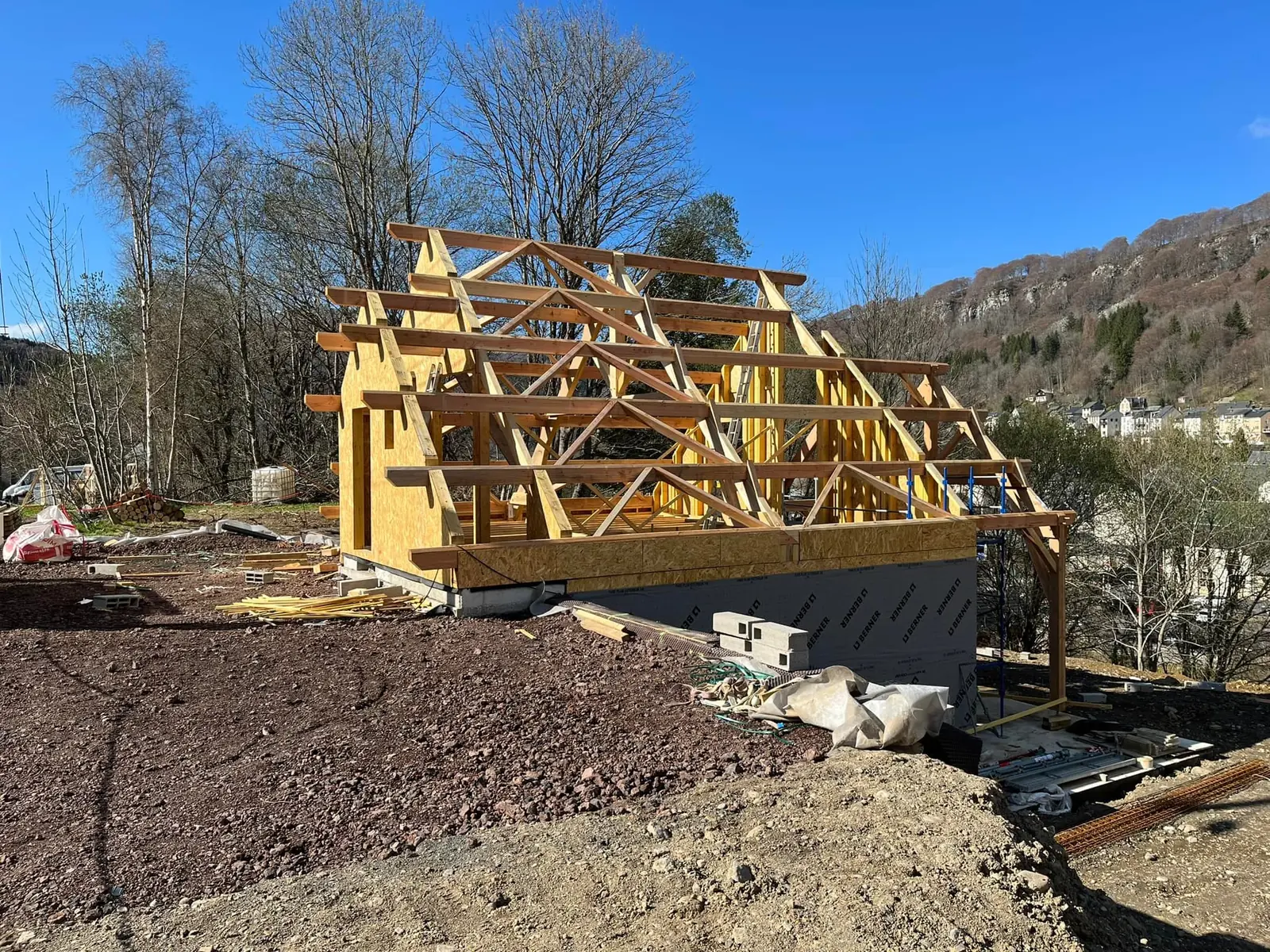 Charpente en bois en cours de montage sur une maison