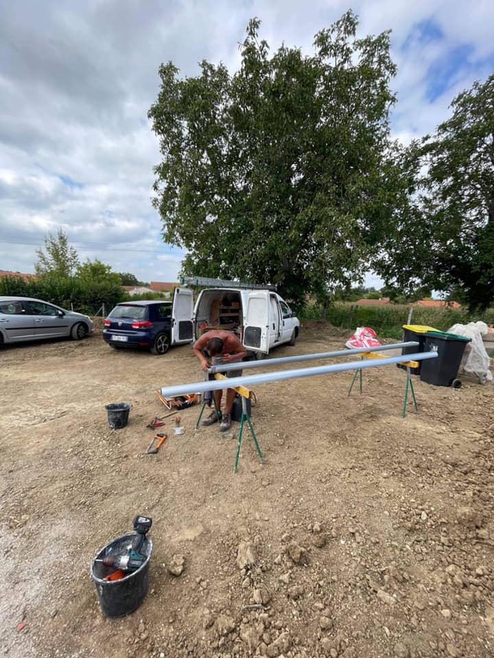 Artisan couvreur Riom en rendez-vous client pour devis personnalisé