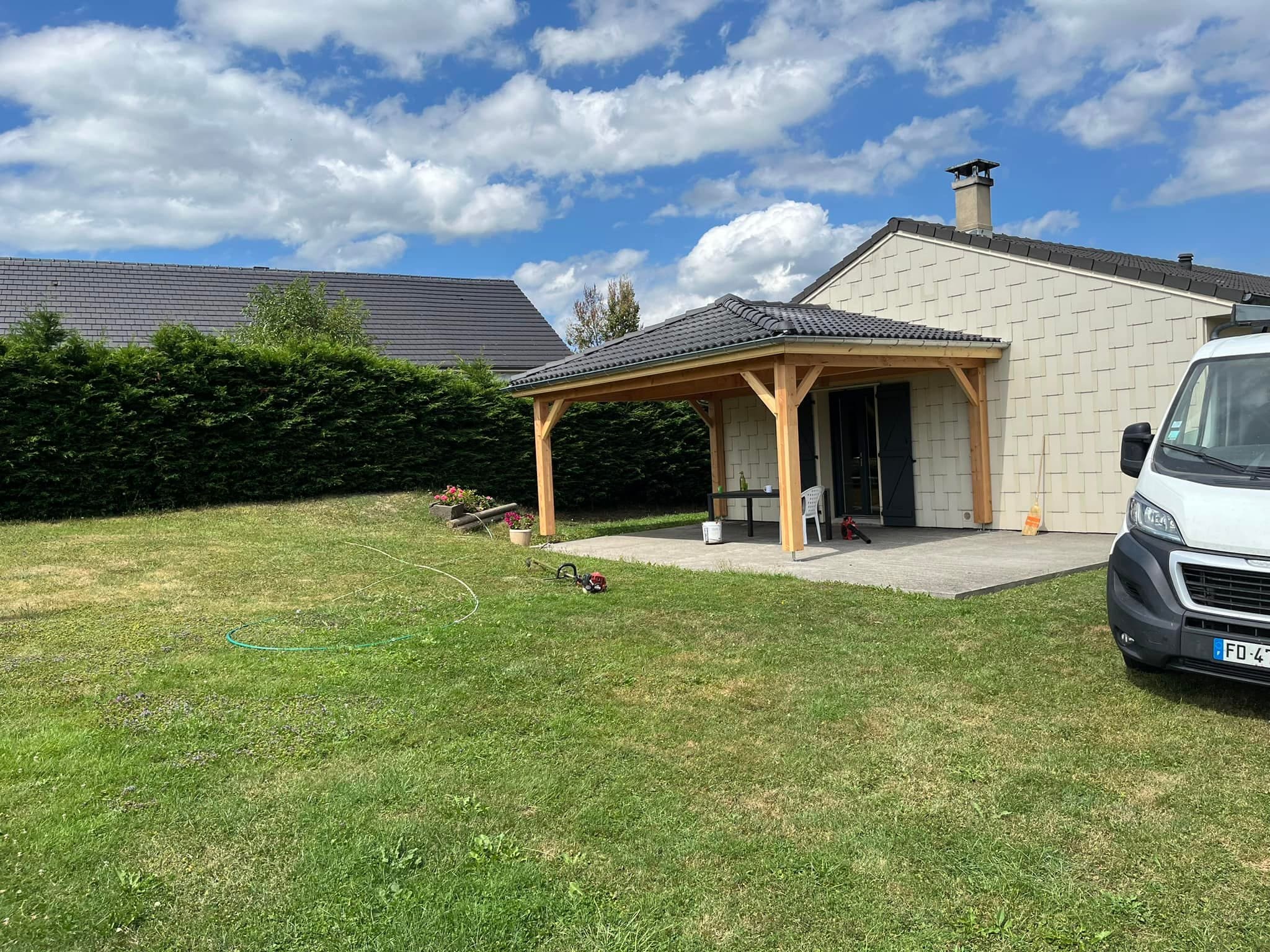 Auvent bois Riom pour terrasse protégée et conviviale