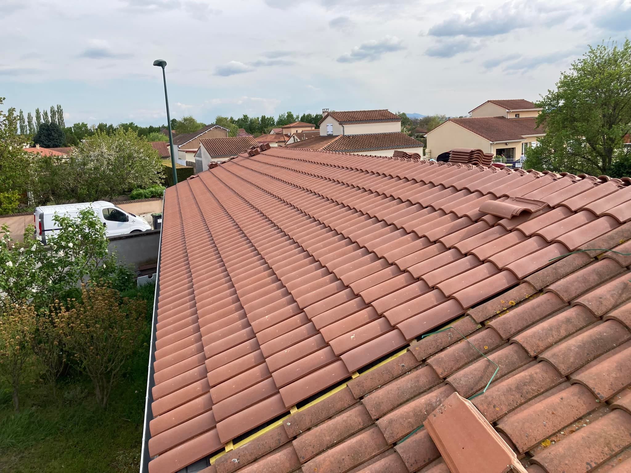 Artisan en remplacement de tuiles couverture toiture Riom