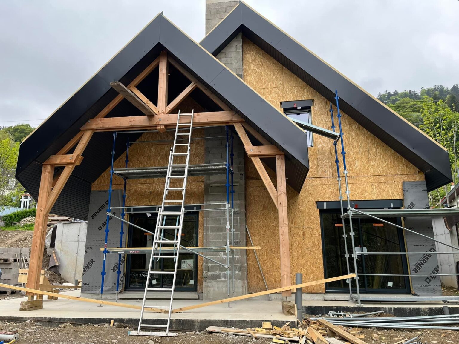 couvreur zingueur Riom en intervention sur toiture, auvent et bardage